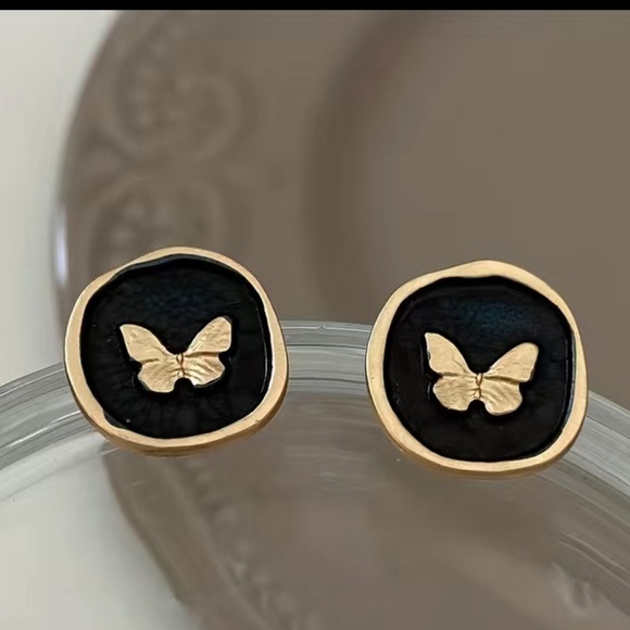 NWT Paige Gold Butterfly Stud Earrings - Picture 5 of 6